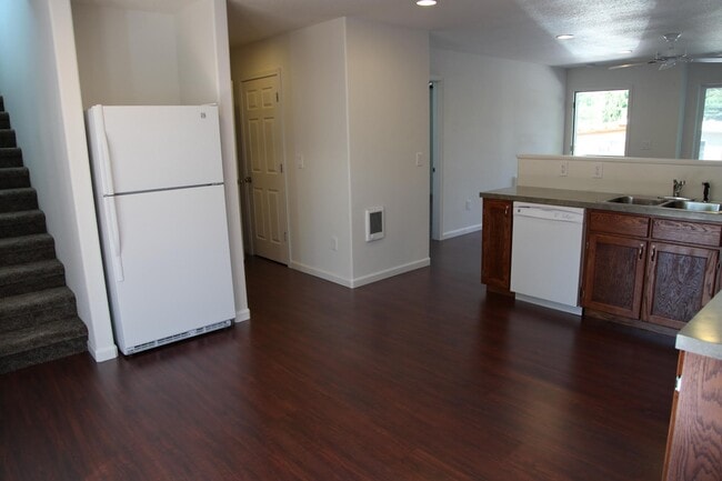 Photo - 233 Whitman St S