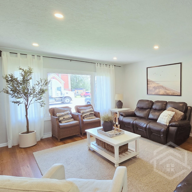 Photo - 3+2 Bedroom House in Springford!!