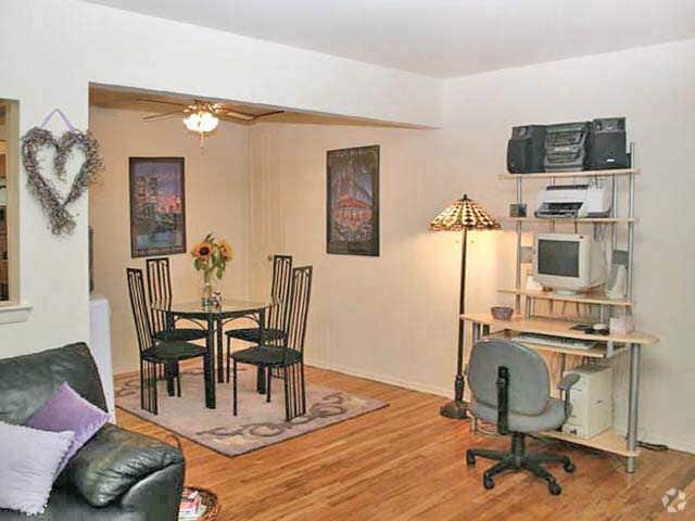 Sala de estar - Cloverdale Park Apartments, LLC