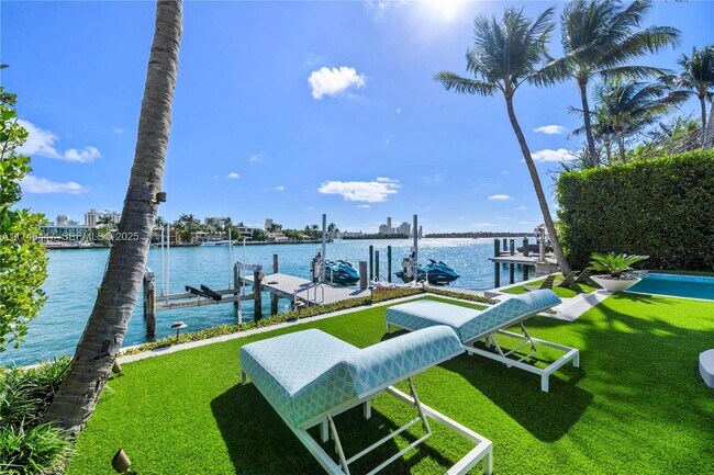 227 E Dilido Dr