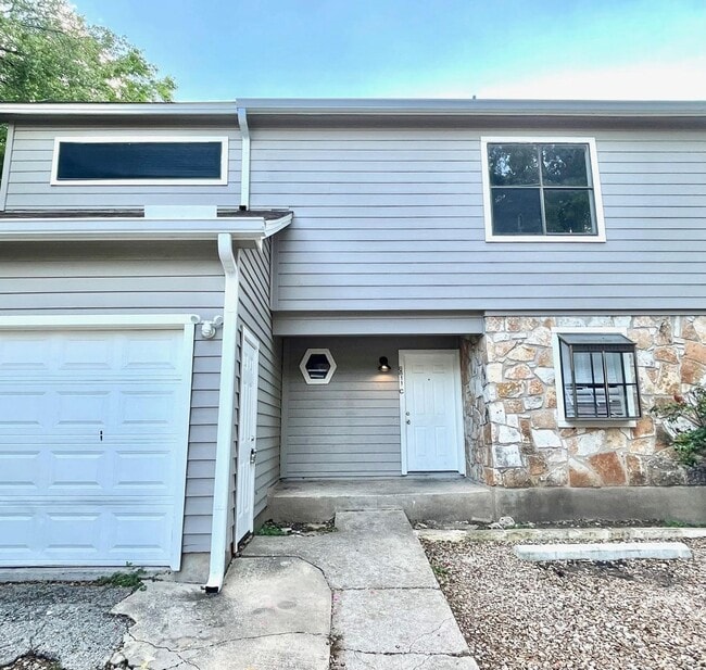 Building Photo - Town House for Lease in North Austin!