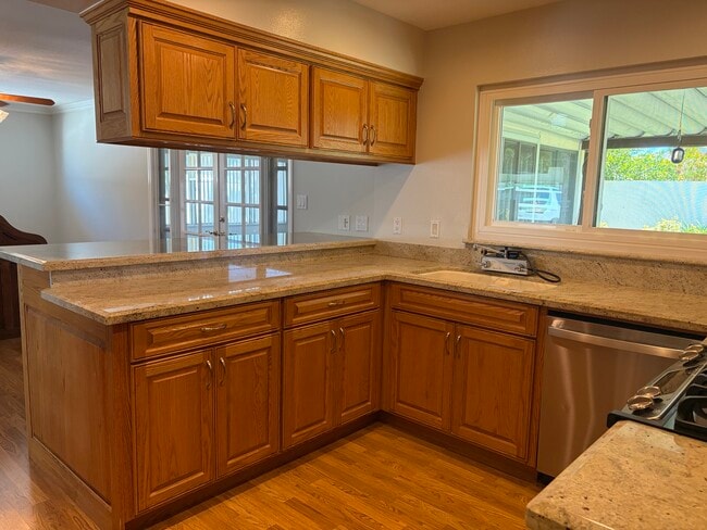 Kitchen sink encounter dishwasher - 2954 Baker St