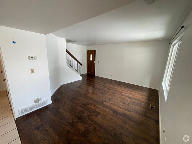 Building Photo - Townhome in Beautiful Gated community with...