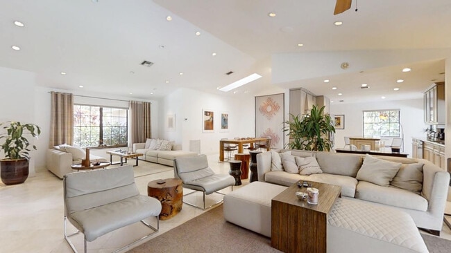 Building Photo - 2899 NW 26th Ave