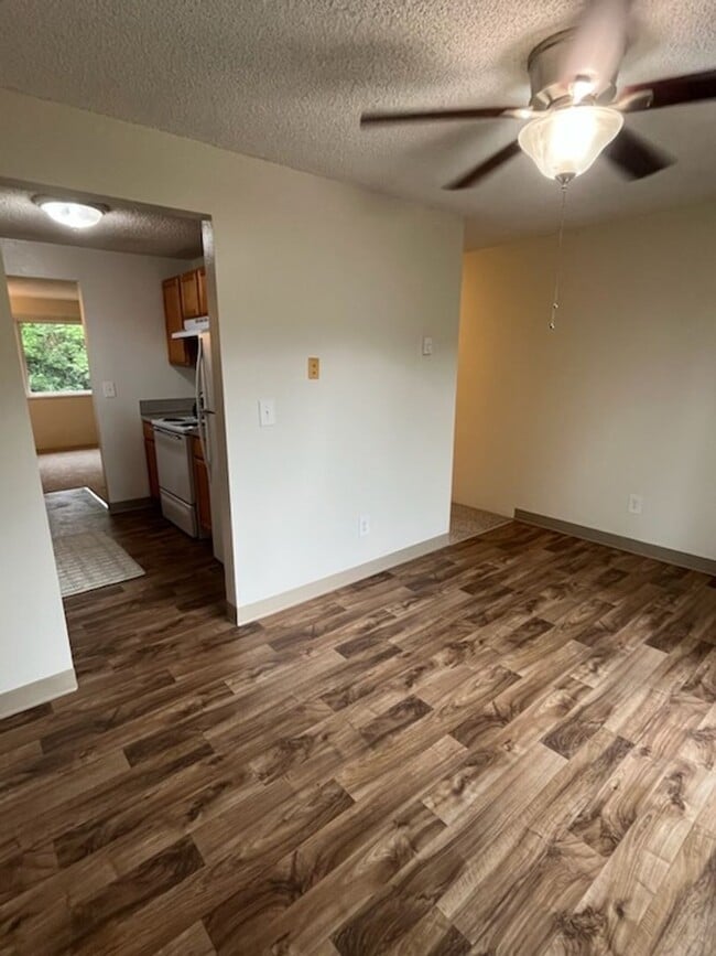 Photo - Welcome home to Sunset Villa in charming Canby! Offering 1 Month Free! Brand New Washer & Dryer! Unidad 376