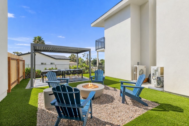 Building Photo - Fully remodeled!