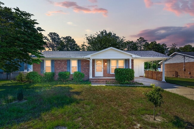 Building Photo - "Charming 3-Bed Home with Gleaming Hardwood Floors in Hope Mills!"