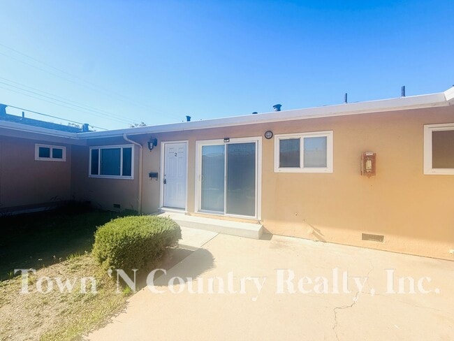 Photo - 215 W Alvin Dr Unit 002