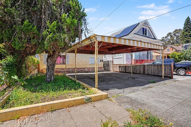 Building Photo - 3043 Blossom St Unit 1