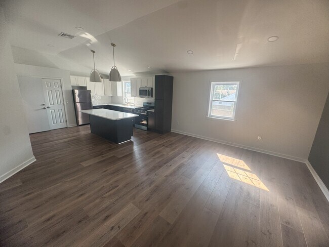 LR / Kitchen B - 947 N Providence Rd