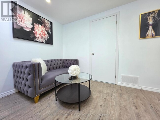 Photo - 658 Dundas St W