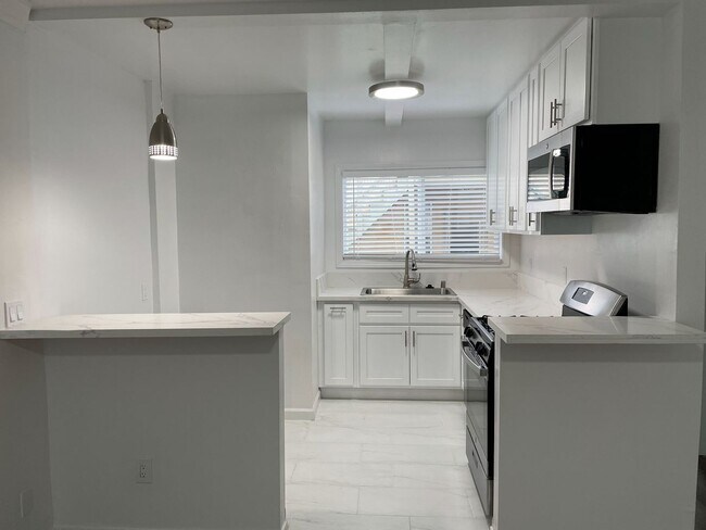 Photo - 1136-1160 N. El Centro Ave