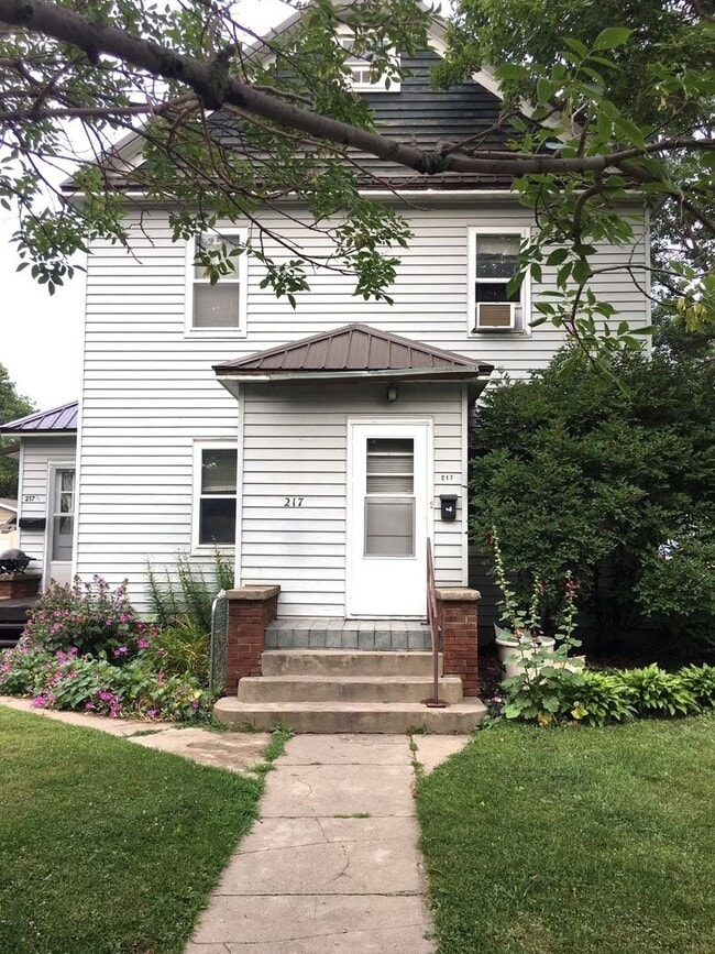 Building Photo - 217 2nd St NE Unit 217