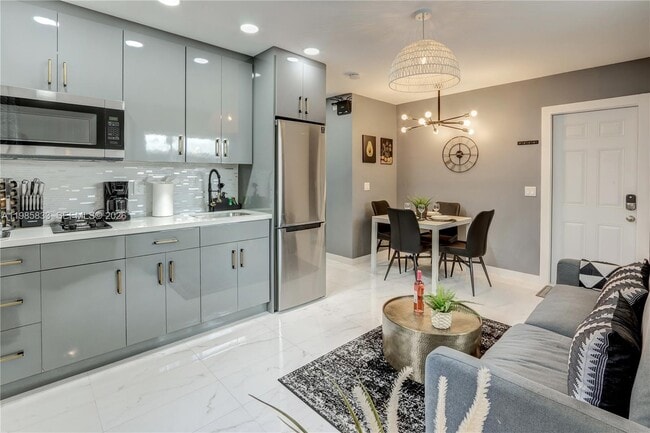 Building Photo - 2302 Taylor St Unit 4