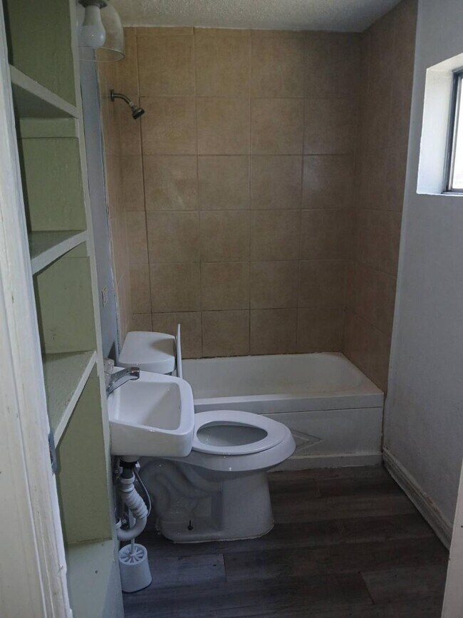 Photo - 1417 NW Taft Ave Unit 1- Middle