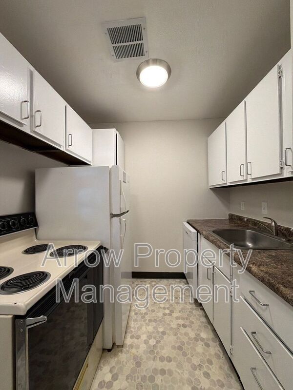 Building Photo - 1111 E Street Unit 7