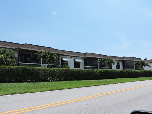 Building Photo - 3111 Gardens E Dr Unit 25
