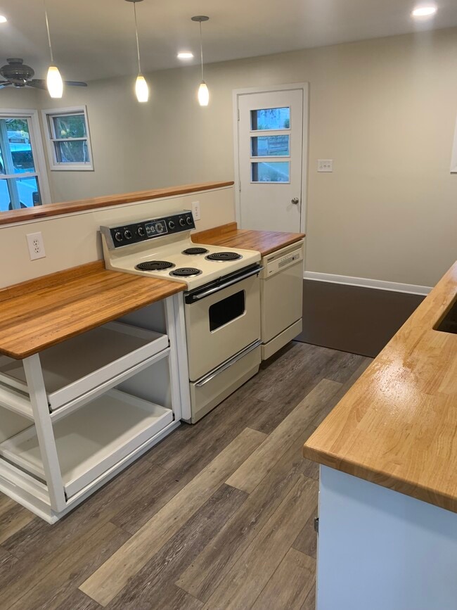 Photo - 110 Randolph Pl E