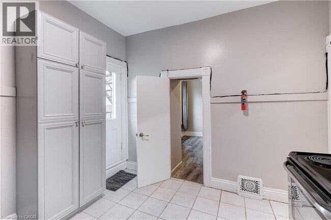 Photo - 285 Hess St S