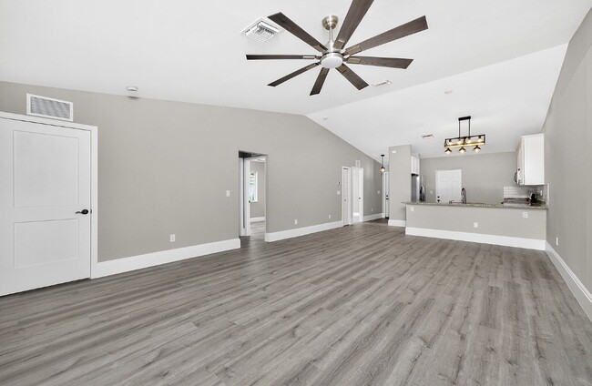 Photo - 2090 Como St
