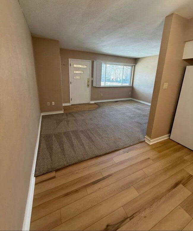 Building Photo - 3040 Southdale Dr Unit 3044 Southdale