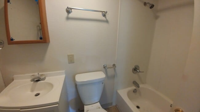 Photo - Adolf-PM-018-0032-527 Unit 527 1/2