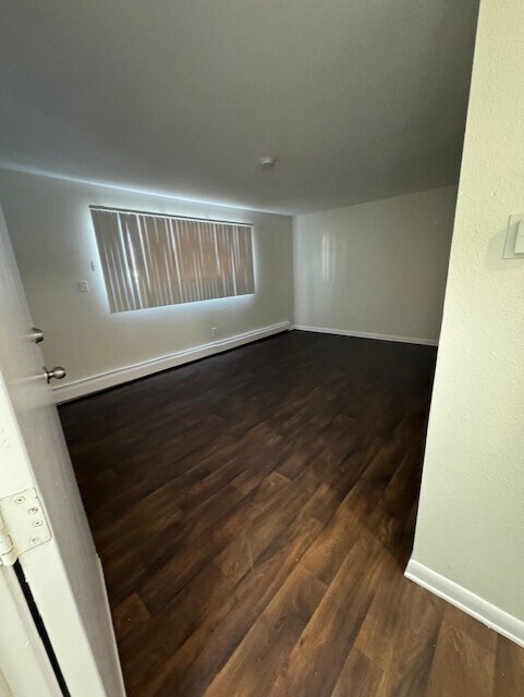Living Room/Main Door Entrance - Twin Fountain Apartments