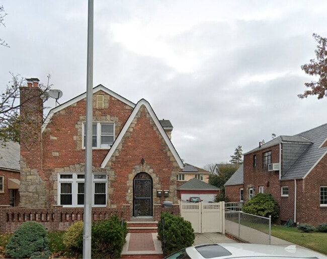Building Photo - 64-11 Ellwell Crescent Rental