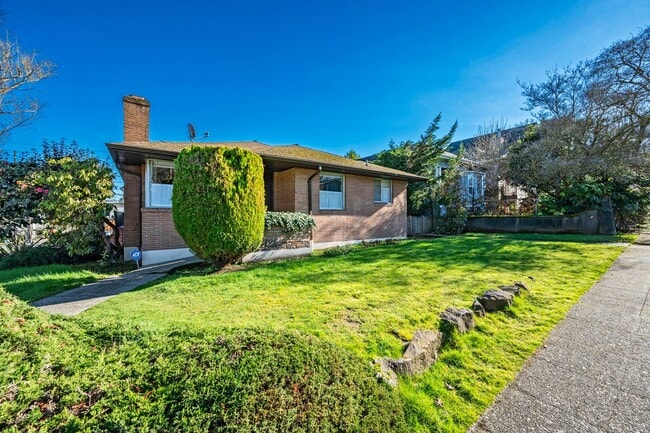 Building Photo - Mcgraw Triplex Unit 321