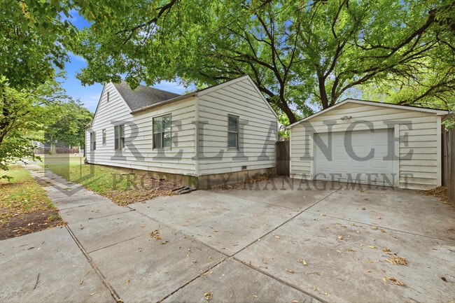 Photo - 703 S Grove Dr