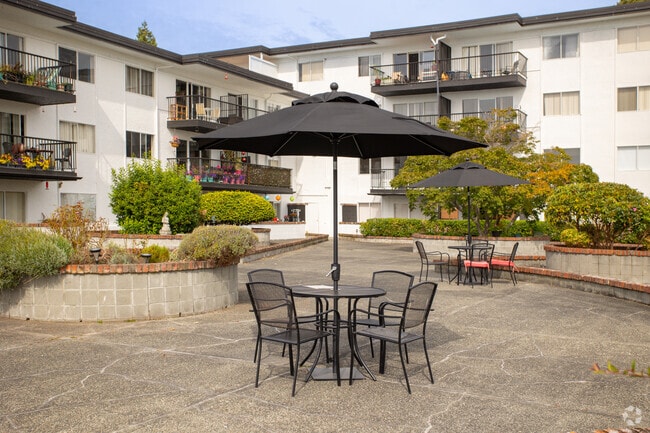Courtyard Patio - Seagate Apartments