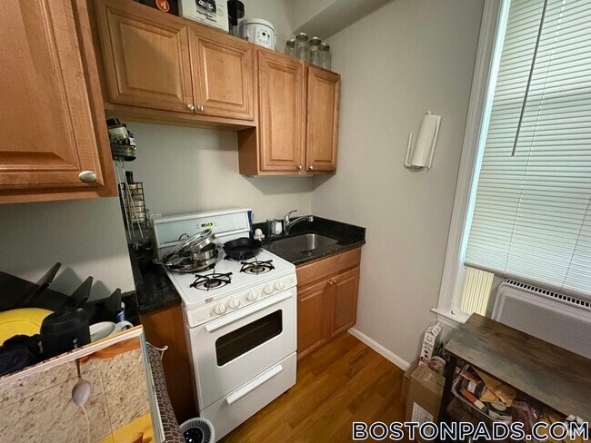 Building Photo - 13 Pleasant St Rental