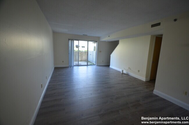 Photo - 144 North Beacon St Unidad B1