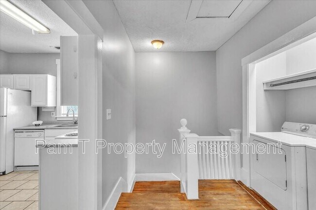 Photo - 527 E 38th St Unit Upstairs