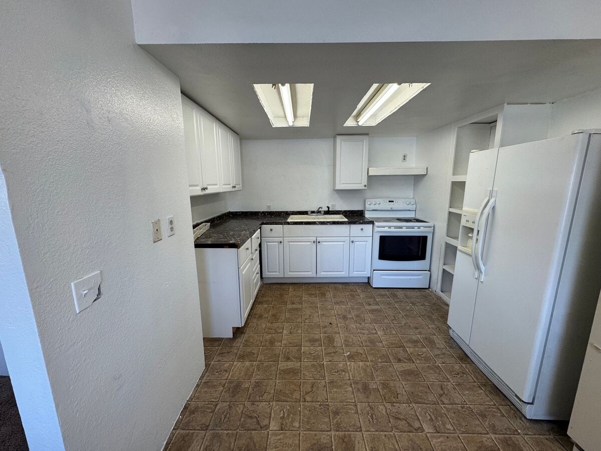 Photo - 618 Basin St NW Unit E