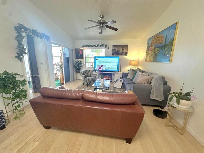 Photo - 421 NE 210th Cir Terrace Unidad 203-26