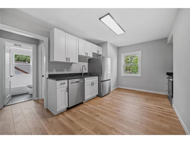 Building Photo - 3379 Brownlow Ave Unit 3