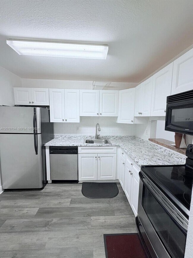 Building Photo - 5201 Geneva Ct Unit 311