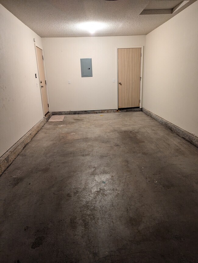 Garage - 205 W Nicholas Dr