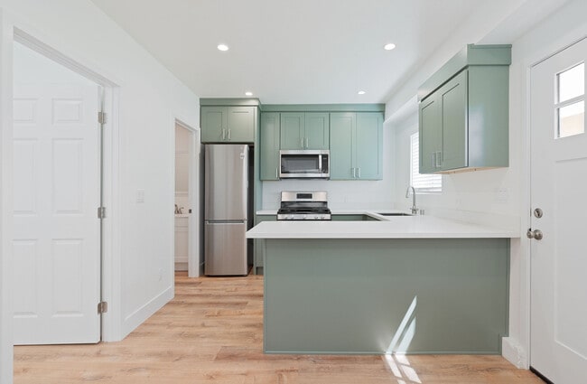 Building Photo - 16454 Parthenia St Unit 1