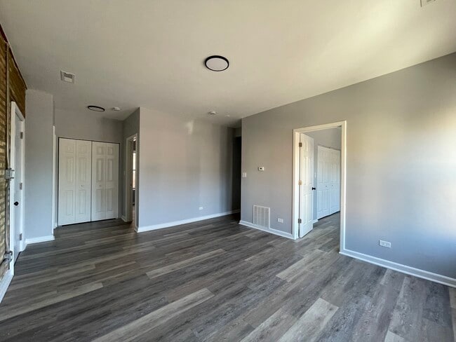 Photo - 3945 W Division St