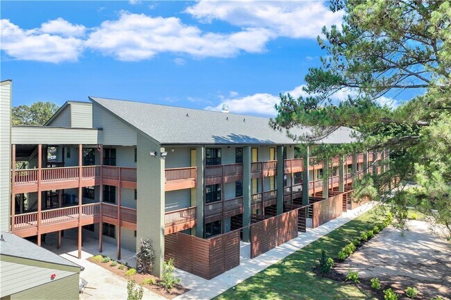 Building Photo - 710 Jesse Jewell Pkwy SE Unit 105