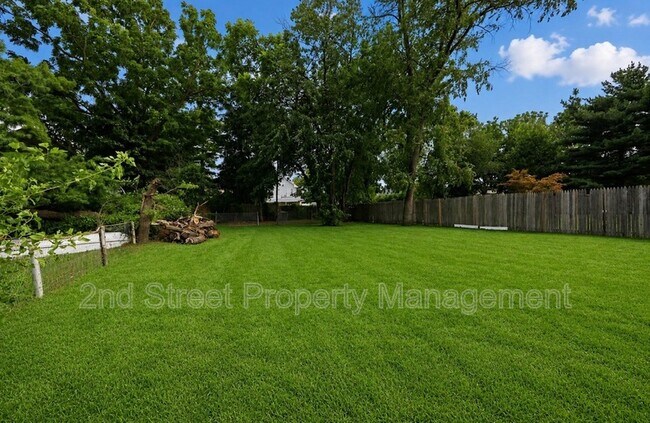 210 W Buck St