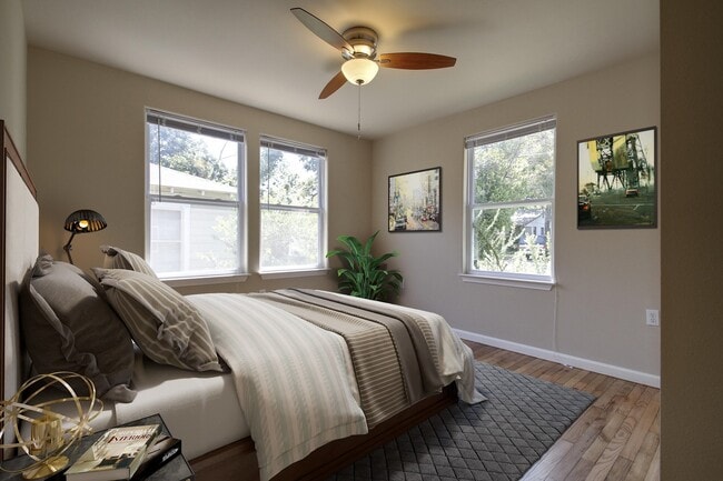 Photo - UT PRE LEASE: 2009 Remodeled 6 Bed / 3 Bat...