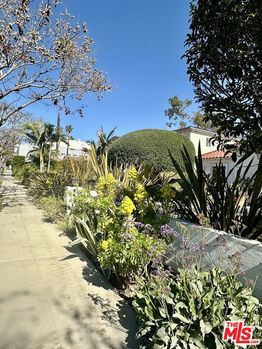 Photo - 128 S Swall Dr