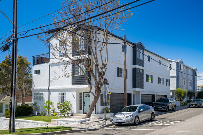 Building Exterior - Brand New Paint! - 907 5th Apartamentos Unidad C