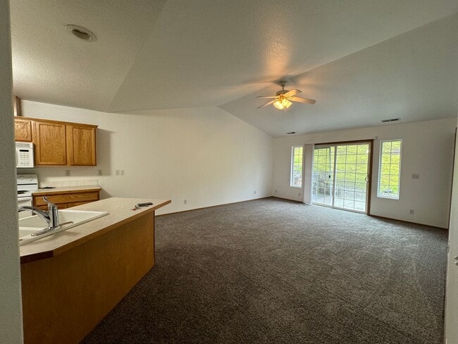 Photo - 2 bedroom 2 bathroom Roseburg Duplex