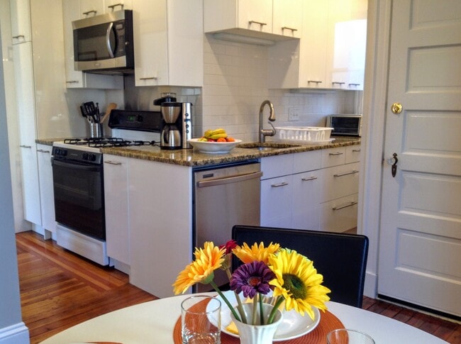 Building Photo - 41 Fairfield Street Unit 1