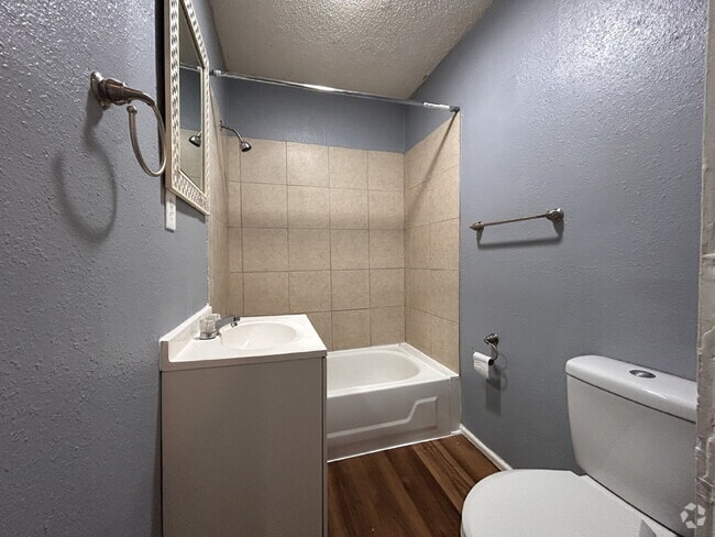 Building Photo - 3 bedroom 2 bathrooms Rental