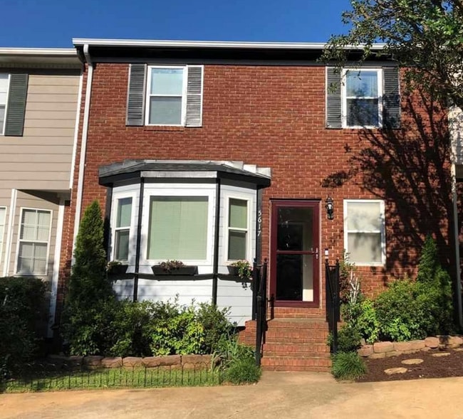 Building Photo - Spacious 3 Bedroom Townhouse for Rent!